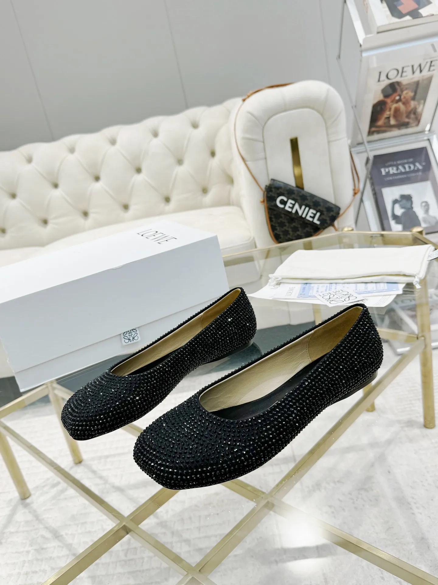 💕💕Factory direct selling price p640💕💕 LOEWE‼ ️ New arrival‼ ️Imported genuine leather sole Loewe 2024/aw early spring latest T stage colored diamond series catwalk style 😘😘😘 Upper: imported silk cloth lining: imported water-dyed sheepskin Outsole: original molded injection molded leather outsole Heel: small flat size Number: 35-39 (40/41/42/43 custom-made, non-refundable)